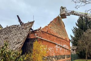 Hasiči zasahovali u destrukce neobydleného objektu na sídlišti v Lošticích