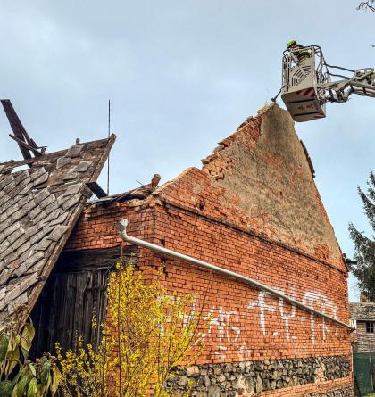Hasiči zasahovali u destrukce neobydleného objektu na sídlišti v Lošticích