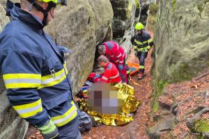 Hasiči zachraňovali zraněnou ženu v Besedických skalách