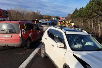Na D11 hromadná dopravní nehoda se zraněním