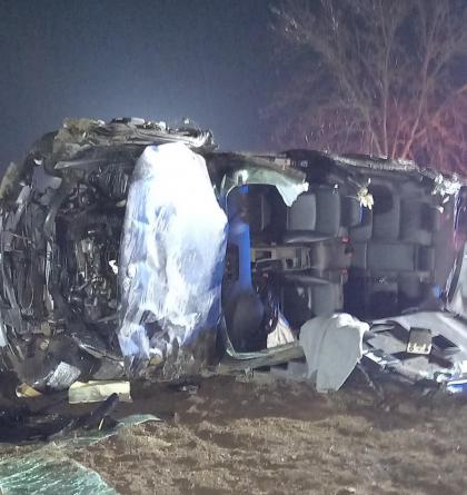 Nehoda osobního vozidla: Řidič  byl zraněn a zaklíněn