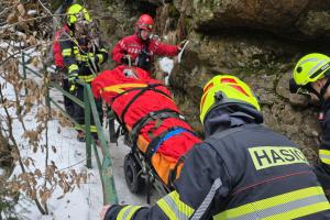 Hasiči zachraňovali osobu po pádu v nepřístupném terénu
