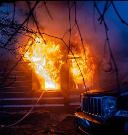 Při tragickém požáru chalupy na Rychnovsku zemřel člověk