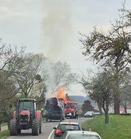 Hasiči likvidovali požár vleku se senem