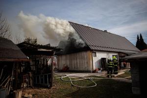 Hasiči likvidovali požár rodinného domu v obci Nemojov