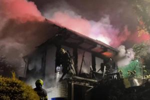 Hasiči likvidovali požár chaty v nepřístupném terénu