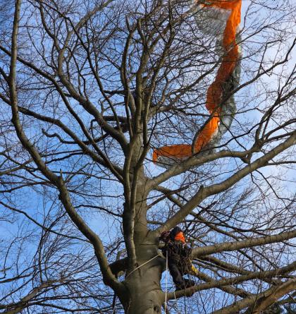 Hasiči zachraňovali pod Kozákovem paraglidistu