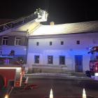 V obci Charváty zasahovali hasiči u požáru v řadové zástavbě V obci Charváty zasahovali hasiči u požáru v řadové zástavbě