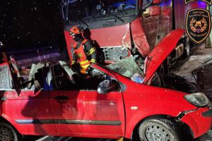 Dálnici D55 u Napajedel uzavřela v pondělí večer nehoda osobáku a náklaďáku