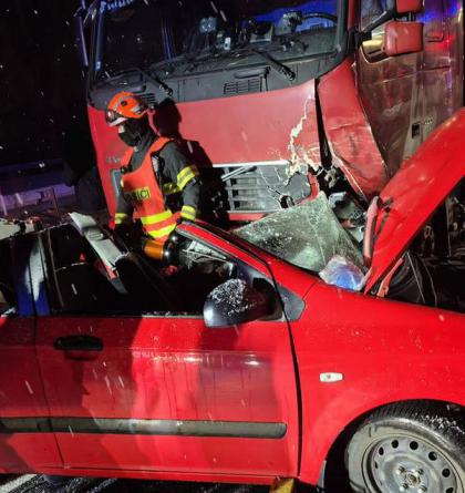 Dálnici D55 u Napajedel uzavřela v pondělí večer nehoda  osobáku a náklaďáku