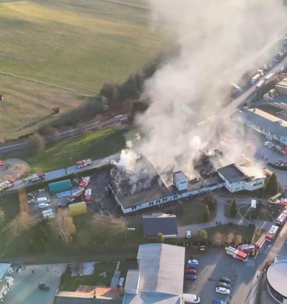 V Horce hasiči likvidovali požár průmyslového objektu, škoda 300 milionů