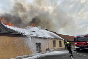 Hasiči zasahovali u požáru rodinného domu ve Smečně