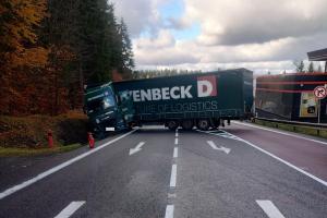 Vyproštění kamionů u obce Hora Svatého Šebastiána