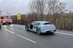 Nehoda dodávky a osobáku byla na tísňovou linku ohlášena systémem eCall