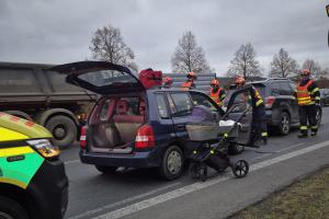 Při nehodě tří vozidel ve Zlíně došlo ke zranění jedné dospělé osoby a dvou dětí