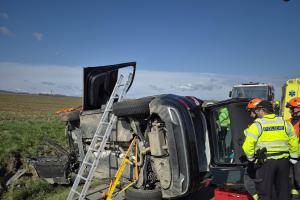 Po nehodě dvou aut hasiči museli jednoho z řidičů vyprostit pomocí hydrauliky