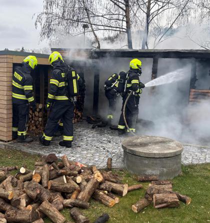 Příčinou vzniku požáru byla nedbalost při manipulaci se žhavým popelem