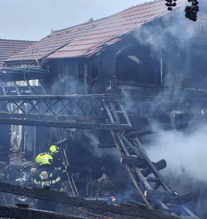 Hasiči zasahovali u požáru dílny, požár zasáhnul i rodinný dům