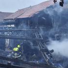 Hasiči zasahovali u požáru dílny, požár zasáhnul i rodinný dům