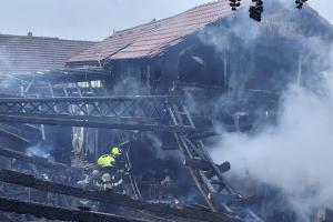 Hasiči zasahovali u požáru dílny, požár zasáhnul i rodinný dům