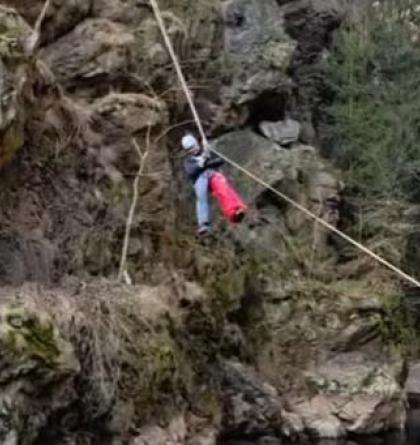 Hasiči lezci zachránili dvě osoby  „z výšky”