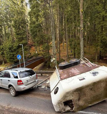 Dopravní nehoda osobního vozidla s přívěsem na převoz koní