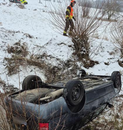 Po nehodě u Kvasic skončilo auto na střeše v potoce