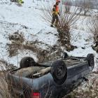 Po nehodě u Kvasic skončilo auto na střeše v potoce Po nehodě u Kvasic skončilo auto na střeše v potoce