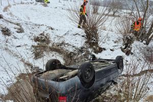 Po nehodě u Kvasic skončilo auto na střeše v potoce