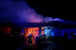 Hasiči likvidovali požár stodoly, kde byla uskladněna zemědělská technika