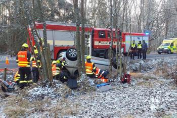Hasiči museli vyprostit řidičku pomocí hydrauliky
