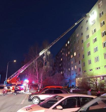 Hasiči v Olomouci likvidovali požár v paneláku