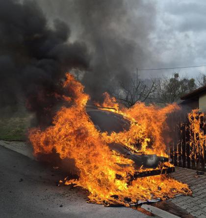 Hasiči likvidovali požár osobního vozidla v obci Krhová