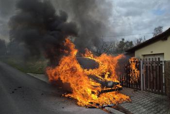 Hasiči likvidovali požár osobního vozidla v obci Krhová
