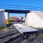 Kamion se nevešel pod železniční most