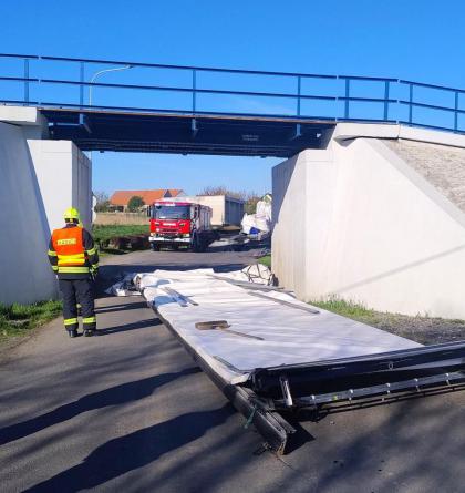 Kamion se nevešel pod železniční most