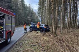 Dopravní nehoda osobního vozidla u obce Ostrata na Zlínsku