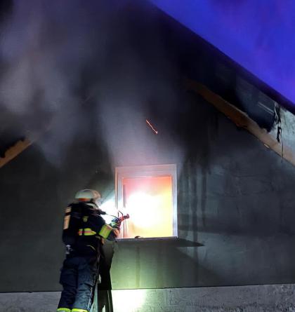 Hasiči likvidovali požár střechy rodinného domu v obci Kozly