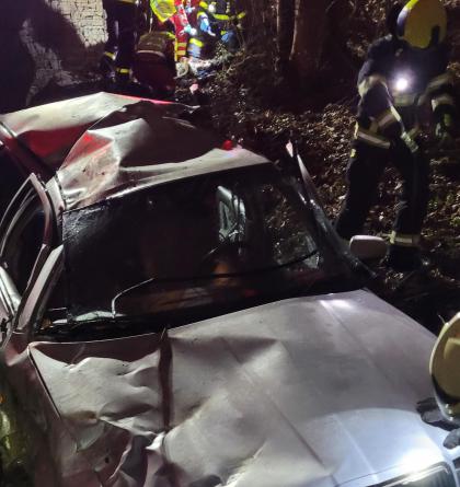 Po vážné nehodě skončilo auto v potoce