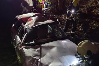 Po vážné nehodě skončilo auto v potoce