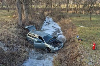 V Novém Hrozenkově museli hasiči vytáhnout auto z potoka zpět na silnici