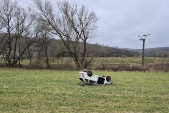 U Boršic došlo při nehodě ke zranění, auto skončilo na střeše v poli