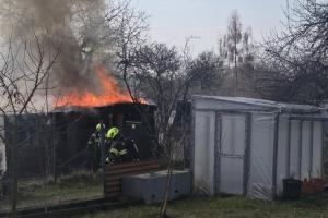 Hasiči likvidovali požár chatky v Štítarech