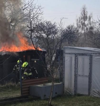 Hasiči likvidovali požár chatky v Štítarech