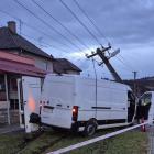 Při střetu osobáku a dodávky jedno z aut přerazilo betonový sloup