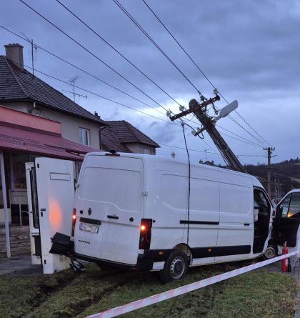 Při střetu osobáku a dodávky jedno z aut přerazilo betonový sloup