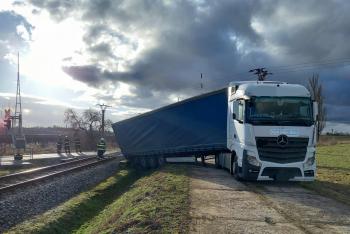 Vyproštění kamionu zastavilo provoz na silnici i na železnici