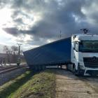 Vyproštění kamionu zastavilo provoz na silnici i na železnici