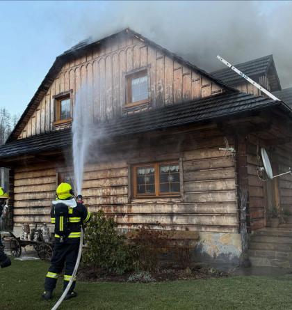 Požár zachvátil rodinný dům v Dolní Lomné