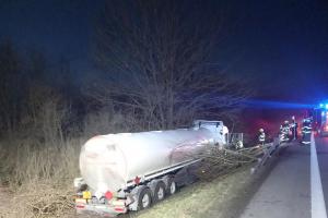 Nehoda cisternového nákladního vozidla v Týništi nad Orlicí